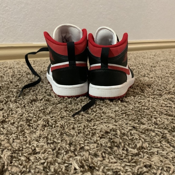 Jordan’s size 1.5 - Picture 2 of 3